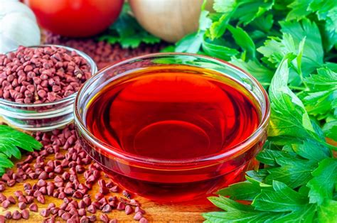 Infografía mostrando la preparación casera de aceite de achiote