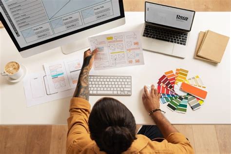 Diseñador gráfico: crear un diagrama detallado mostrando los pasos para dibujar el patrón de telaraña en una torta, con flechas indicando la dirección de los trazos.