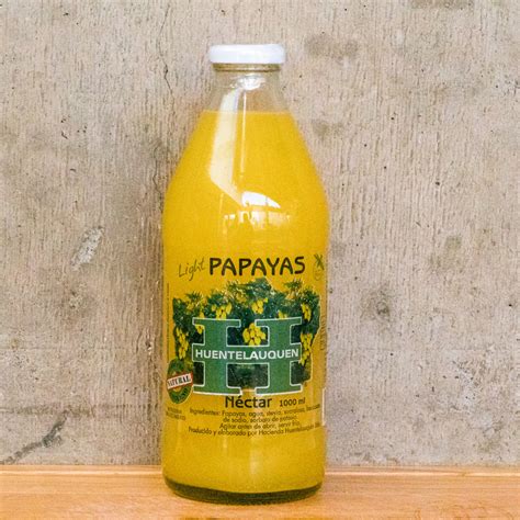 Botellas de néctar de papaya y frascos de papaya al jugo de la Hacienda Huentelauquén