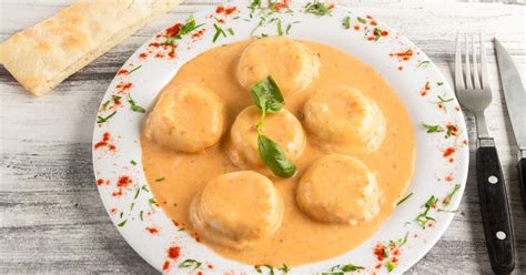 Foto de sorrentinos de calabaza con salsa de champiñones listos para servir
