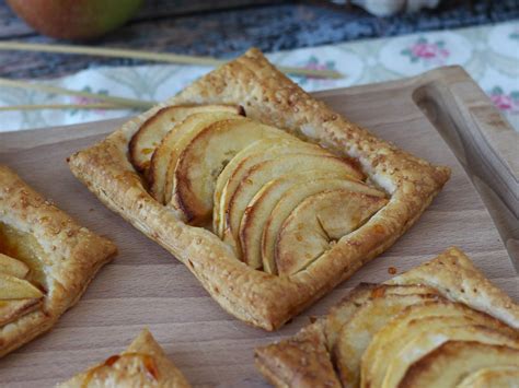 Tartaletas de manzana y hojaldre horneándose