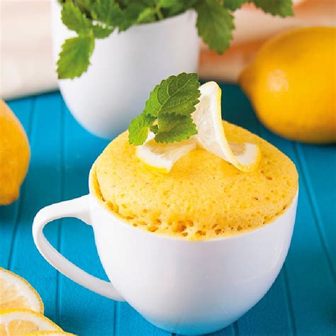 Foto de una variedad de mug cakes decorados