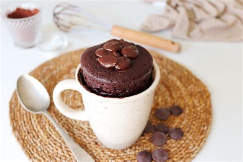 Mug cake de chocolate con decoración de azúcar glas