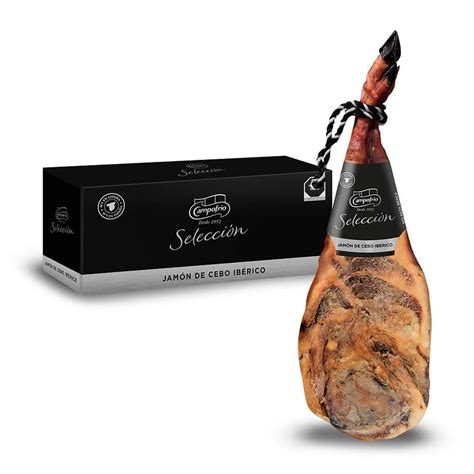 Foto de una pata de jamón ibérico con algunas tiras cortadas