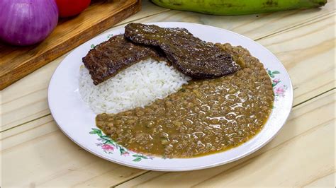 Plato de menestra de lentejas ecuatoriana con sus acompañamientos típicos
