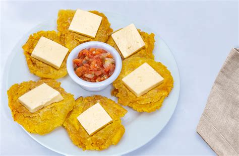 Patacones con queso y salsa de ají