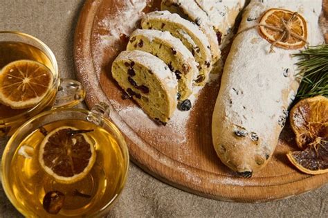 Stollen navideño recién horneado y espolvoreado con azúcar glas