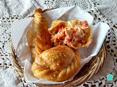 Plato de empanadas de locos fritas recién hechas, con un dorado perfecto