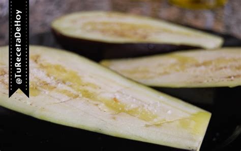 berenjenas partidas por la mitad en bandeja de horno