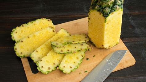 Fotografía de cáscaras de piña siendo utilizadas para un té o infusión