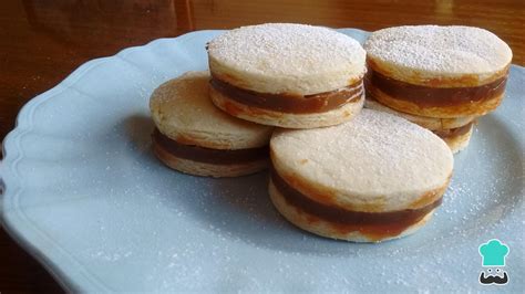 Foto ilustrativa de alfajores artesanales recién preparados con dulce de leche y coco