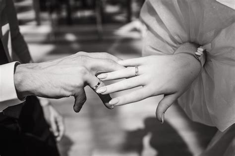 primer plano de las manos de los novios cortando la torta de bodas