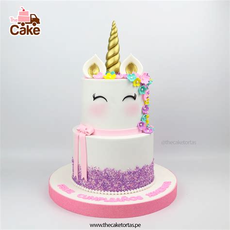 Estructura de una torta unicornio de dos pisos con soportes internos