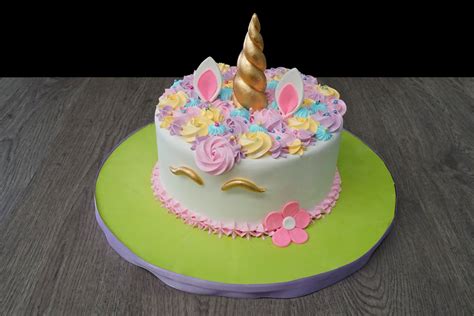Pasos para modelar y aplicar pezuñas de fondant en torta unicornio