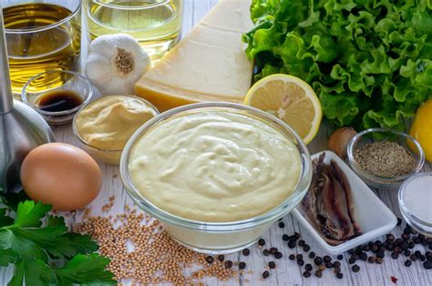 Ingredientes para la salsa César de yogur: yogur griego, pasta de anchoas, limón, ajo, queso parmesano, aceite de oliva, salsa Worcestershire, pimienta.
