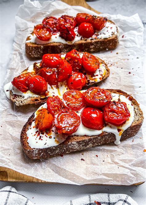 Tostas con queso crema y brochetas de tomates cherry marinados