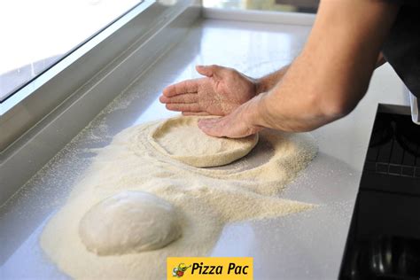Masa de pizza recién amasada y lista para levar