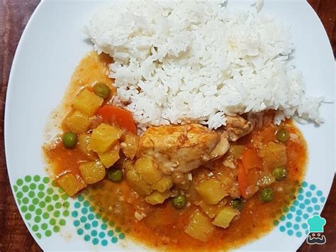 Arroz blanco y pan de campo acompañando estofado de pollo y aceitunas