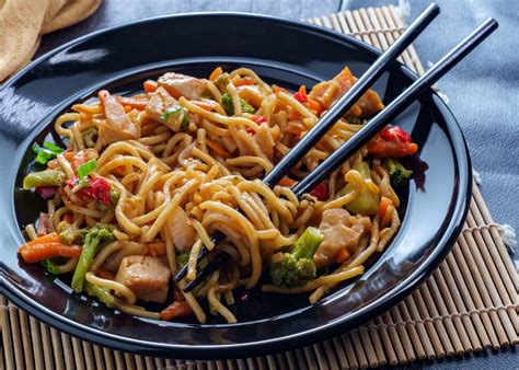 Ilustración de la evolución histórica de los fideos chinos a través de las dinastías