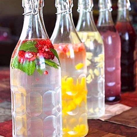 Botella de vidrio con kéfir de agua carbonatado