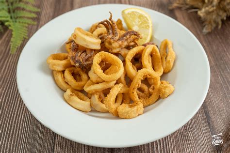 Plato de calamares a la romana con limón y salsa
