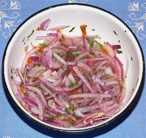 Salsa criolla fresca con cebolla morada y ají amarillo