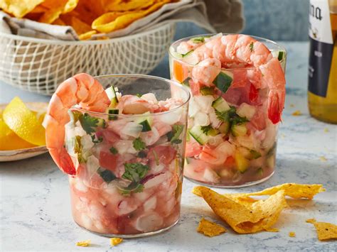 Foto de ceviche de mariscos ya preparado y servido en vasos individuales, decorado con cilantro.