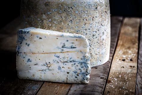 Surtido de diferentes quesos azules de España y Francia