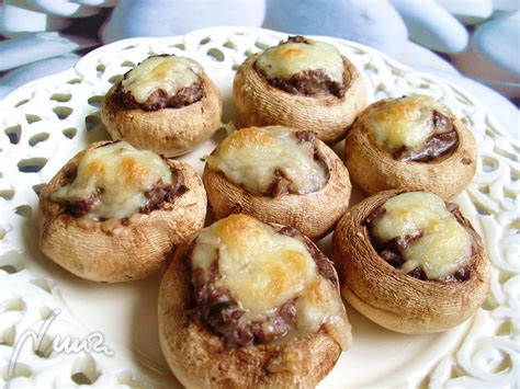 Plato gourmet de champiñones gratinados con salsa de queso azul