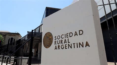 Fotografía de la protesta vegana en la Sociedad Rural Argentina en 2019.