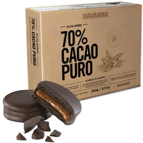Foto de un alfajor Havanna 70% Cacao Puro, cortado para mostrar el relleno de dulce de leche y la capa de cacao.