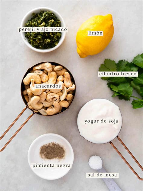 Ingredientes frescos para aderezo ranch sobre una tabla de cortar