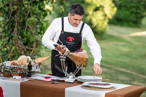 maestro cortador de jamón ibérico preparando platos para un evento elegante