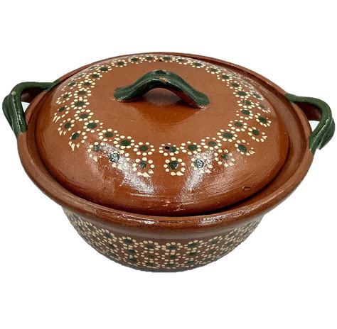 Olla de barro tradicional (cazuela) con mariscos