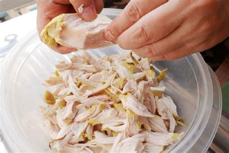 Infografía paso a paso mostrando cómo desmenuzar el pollo y mezclarlo con mayonesa.