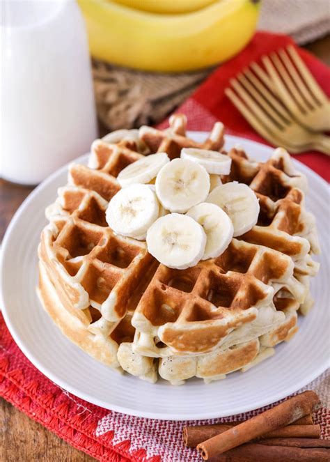 Waffles de banana y avena apilados con toppings