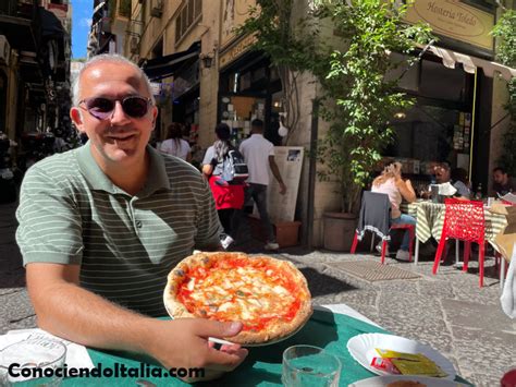 Jean Philippe Cretton en Nápoles, Italia, probando pizza