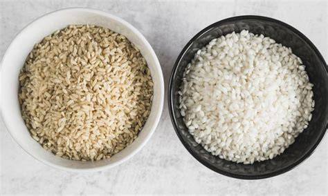 Infografía comparativa de nutrientes entre arroz blanco y arroz integral, destacando fibra, vitaminas y minerales.