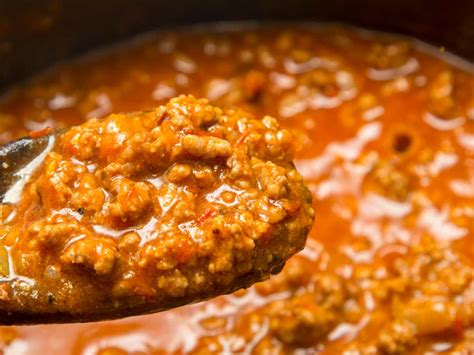 Foto de salsa boloñesa hirviendo a fuego lento