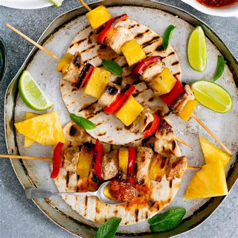 Brochetas de pollo y piña recién hechas presentadas en un plato