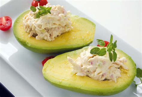 Foto de una palta rellena con mezcla de locos