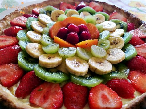 Tarta vegana de fresa recién hecha con frutas frescas