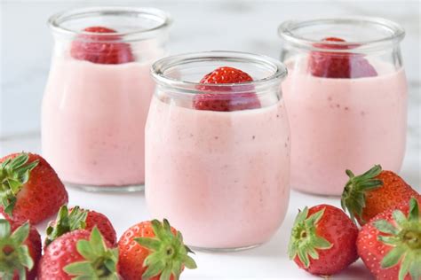 Mousse de fresa vegana con aquafaba en moldes individuales