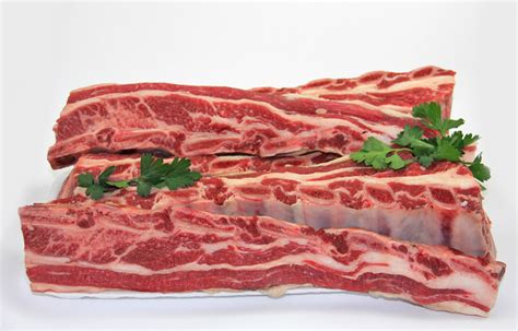 Corte de asado de tira crudo con hueso