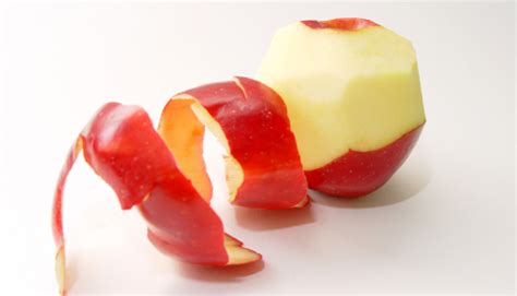 Manzana cruda con cáscara, simbolizando lo que se debe evitar