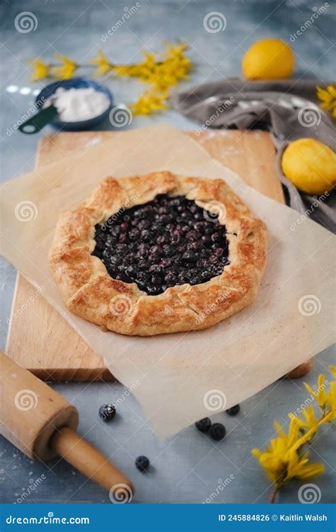 Tarta de kuchen de damasco recién horneada en un entorno rústico