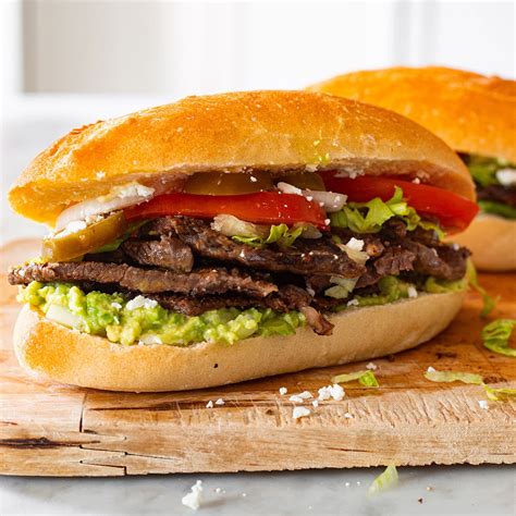 Fotografía de una torta mexicana con diversos rellenos