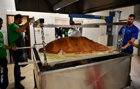 Primer plano de la empanada gigante del Restaurante San Antonio, mostrando su masa dorada y relleno abundante.