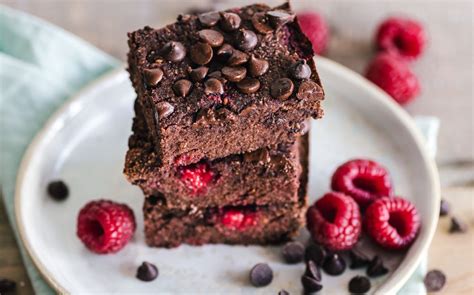 Foto de ingredientes básicos para brownies veganos (harina, cacao, leche vegetal, azúcar)