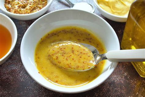 Ingredientes listos para la salsa de yogur con mostaza y miel